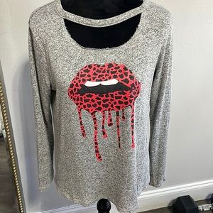 Long sleeve gray with dripping lips